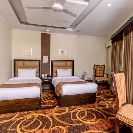 Hotel One אבוטאבאד מראה חיצוני תמונה