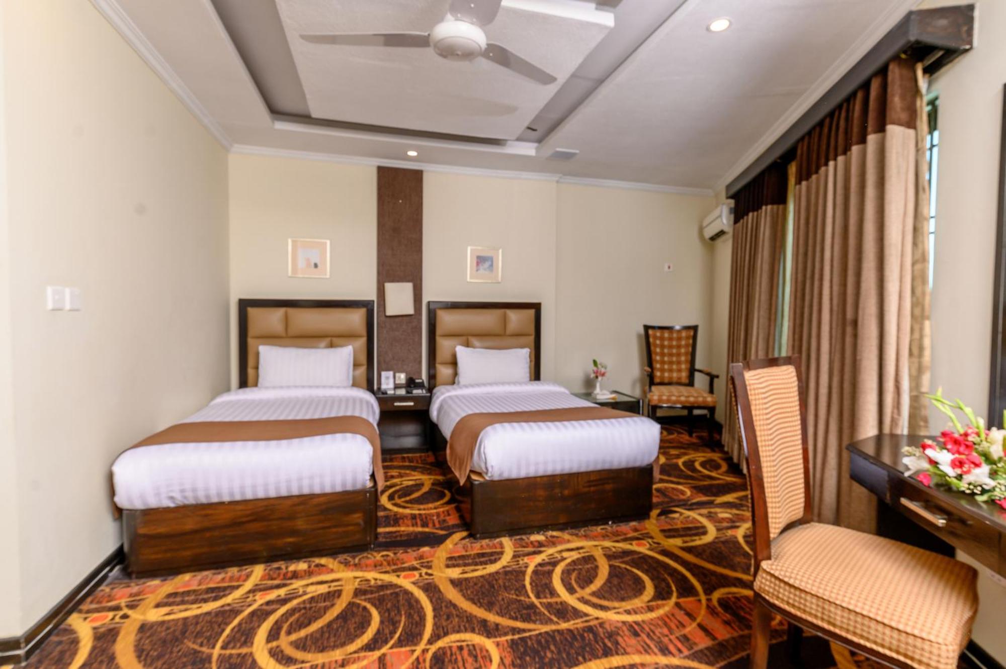 Hotel One אבוטאבאד מראה חיצוני תמונה