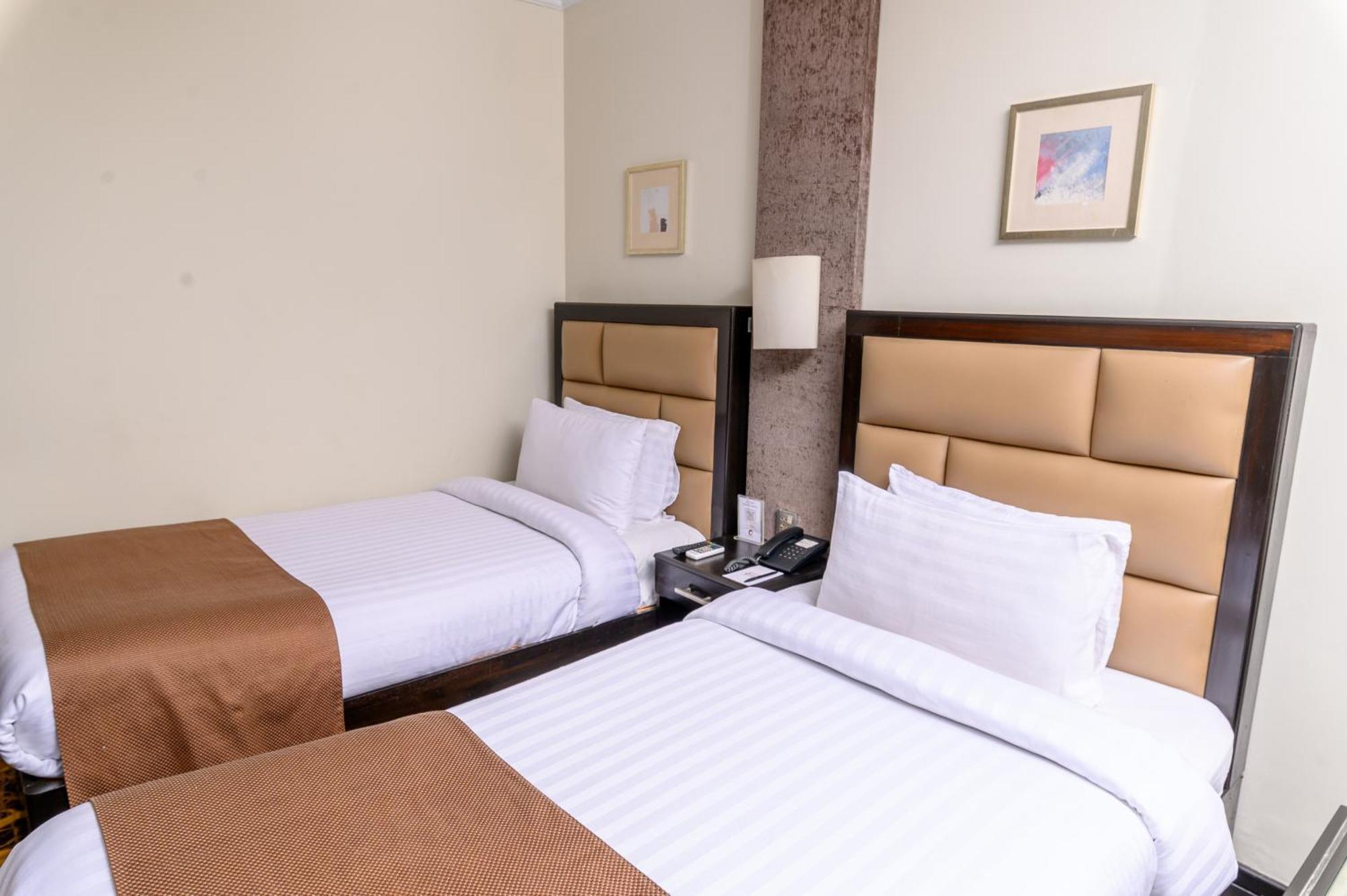 Hotel One אבוטאבאד מראה חיצוני תמונה