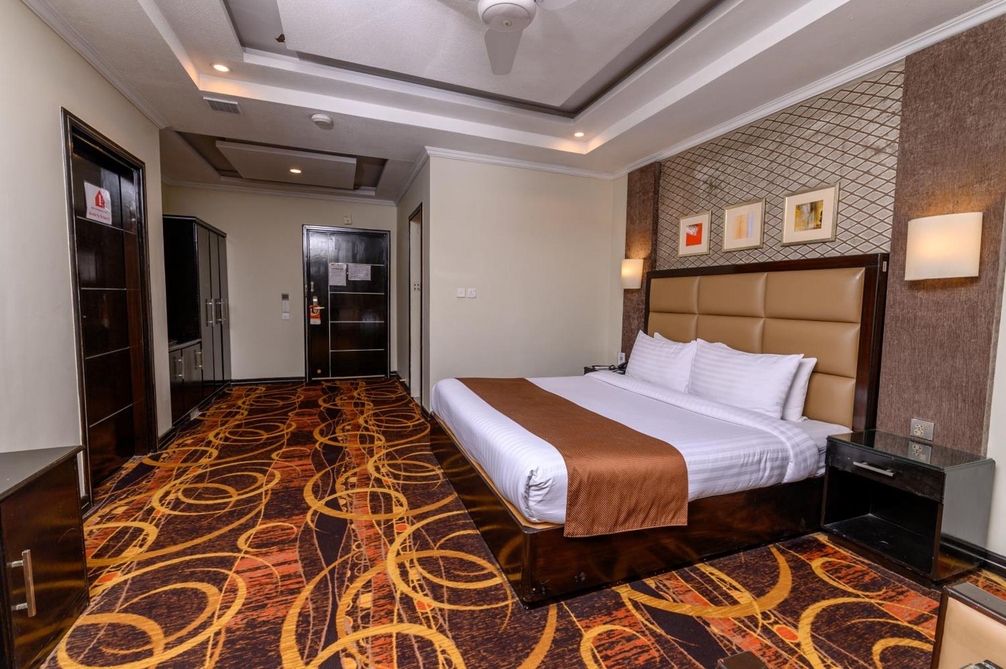 Hotel One אבוטאבאד מראה חיצוני תמונה