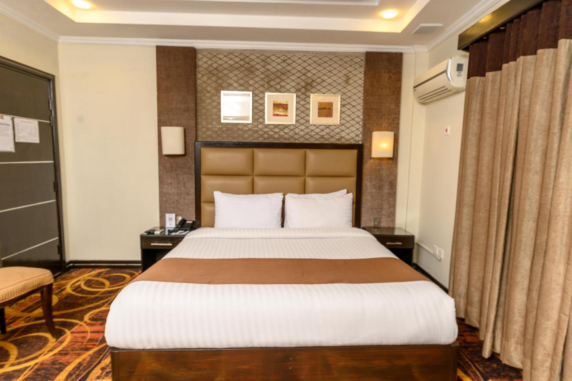 Hotel One אבוטאבאד מראה חיצוני תמונה