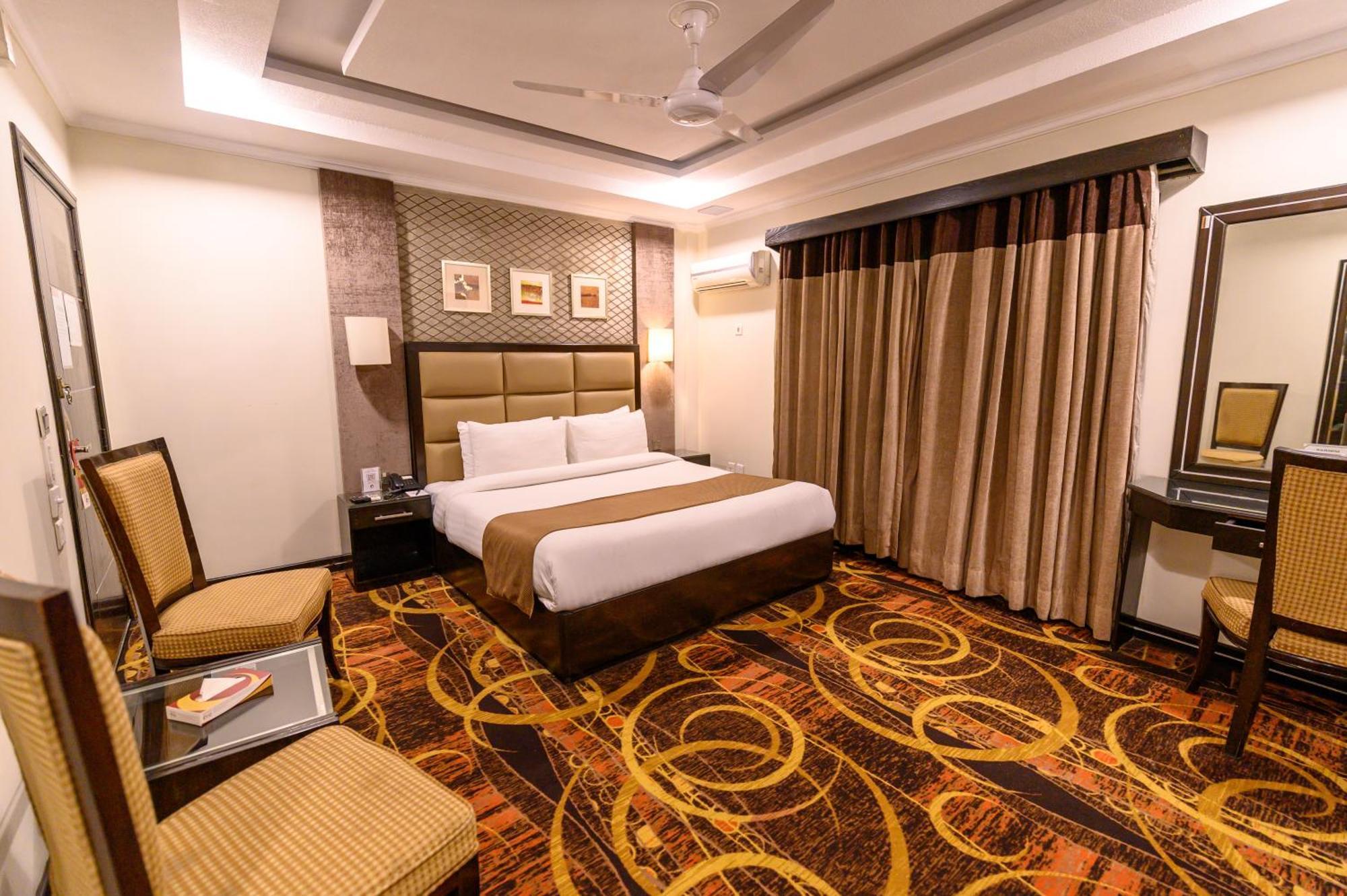 Hotel One אבוטאבאד מראה חיצוני תמונה