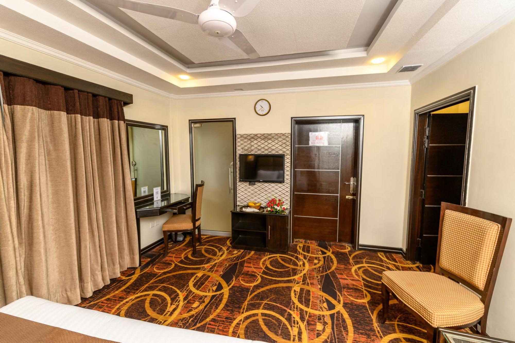 Hotel One אבוטאבאד מראה חיצוני תמונה