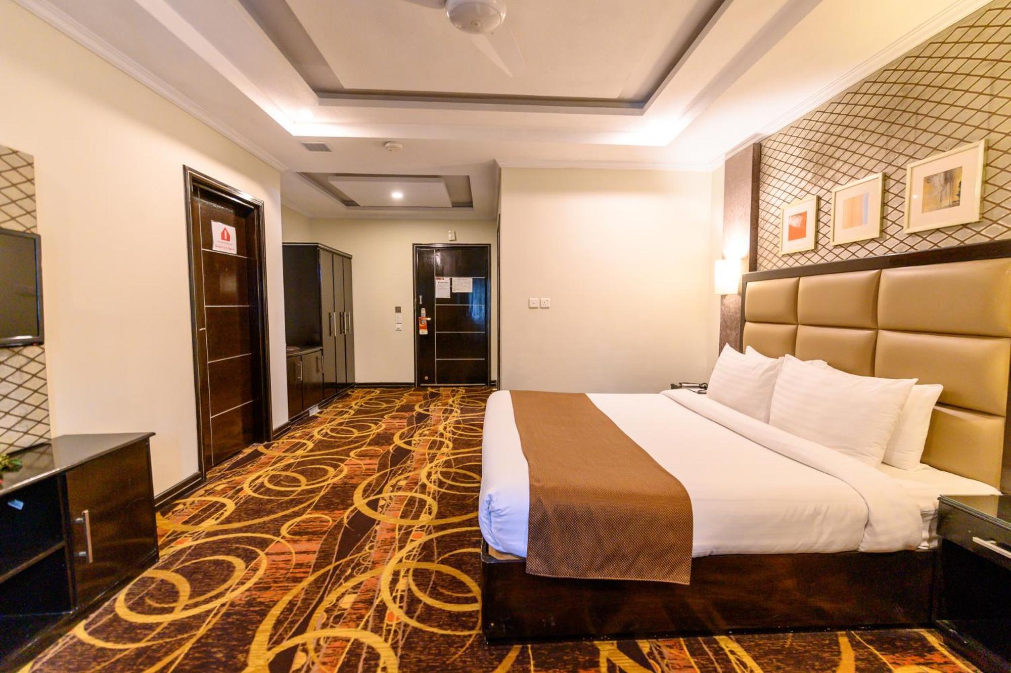 Hotel One אבוטאבאד מראה חיצוני תמונה