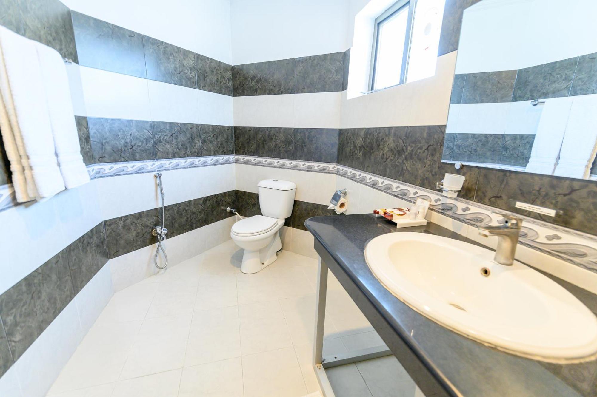 Hotel One אבוטאבאד מראה חיצוני תמונה