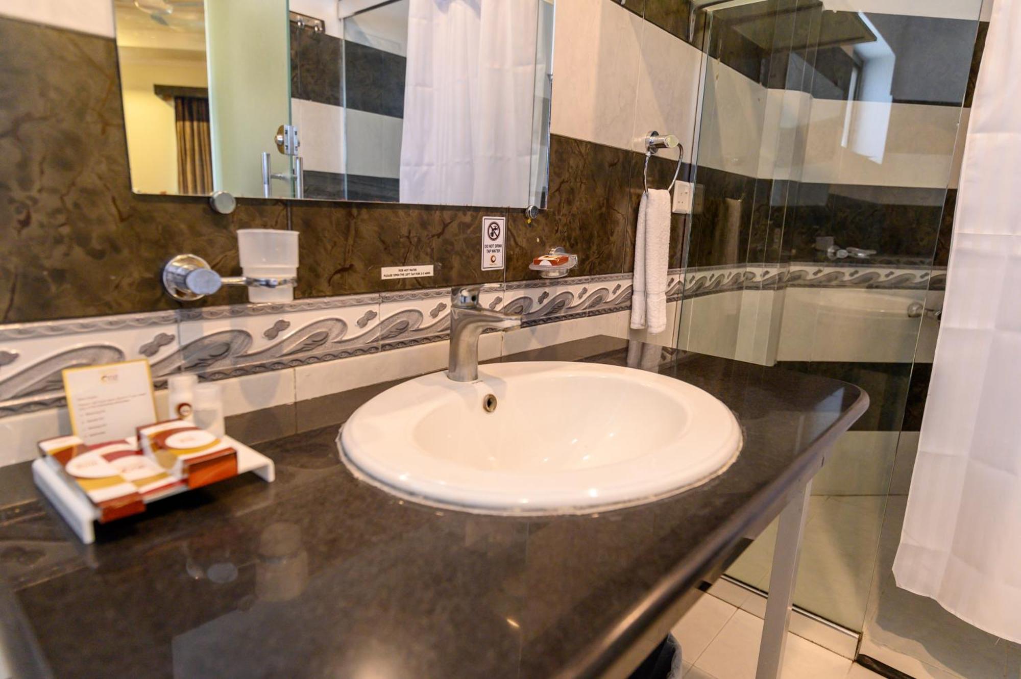 Hotel One אבוטאבאד מראה חיצוני תמונה